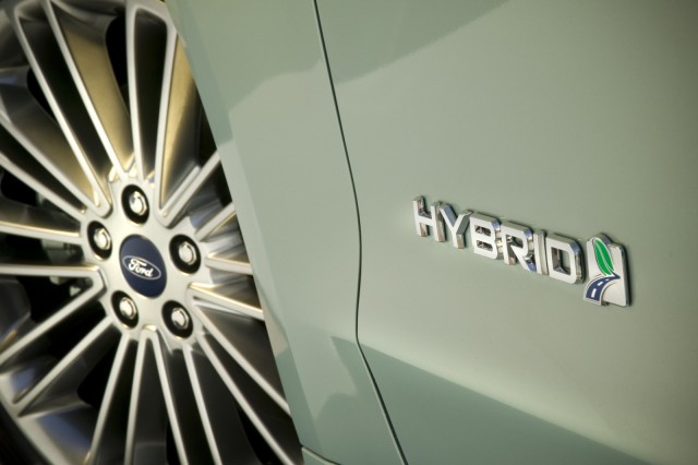 2013-ford-fusion-hybrid_100403119_m