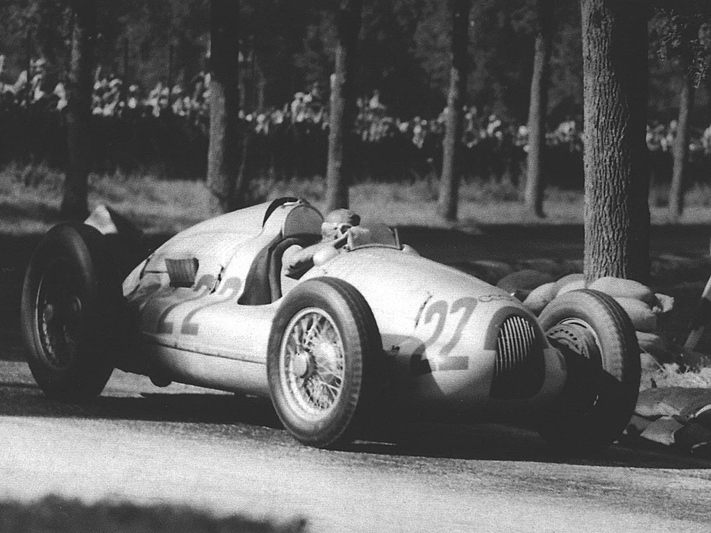 63-prewar-racing-100_jpg_1938_italian_gp_-_tazio_nuvolari_auto-union_d_1st_3