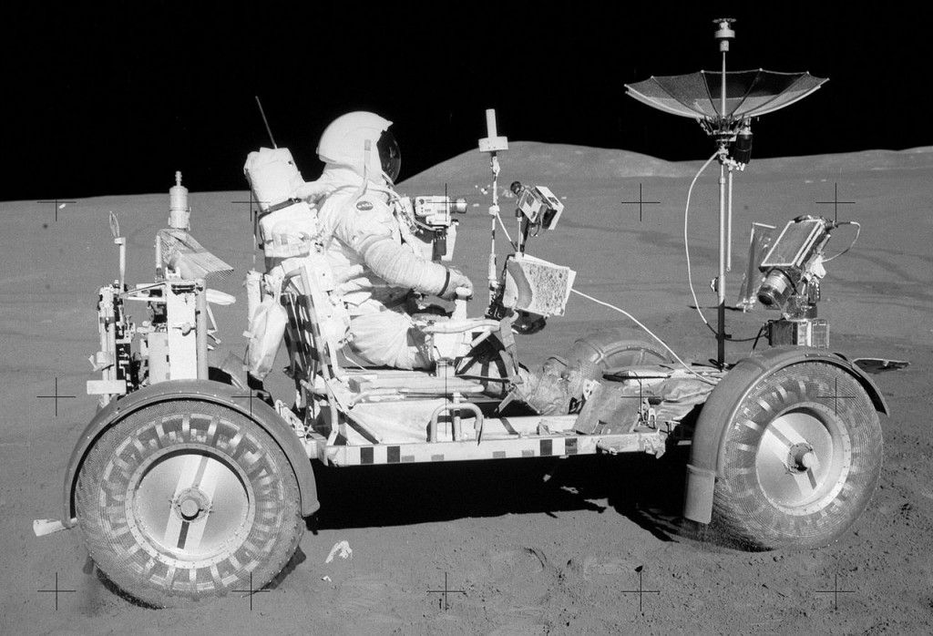 apollo-15-lunar-rover-bestride2